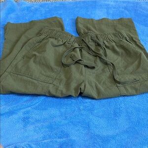 NWOT Capri Pants